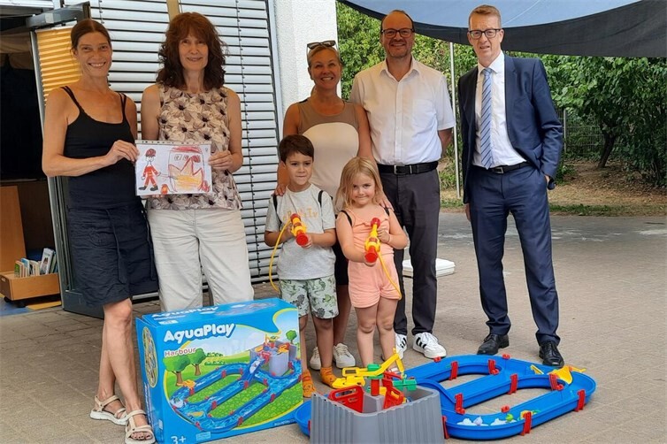 Foto v. r.:Thorsten Henkel, Thorsten Schneider und Anja Gross-Kölsch vom Karthäuser Bürgerverein übergeben die neuen Spielzeuge an die Kita-Leiterin Martina Nickenig und Erzieherin Ulrike Mludek.