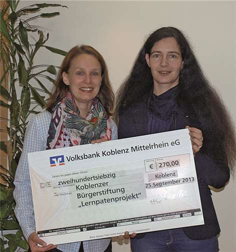 Foto (v.l.): Andrea Wertz von der Volksbank Koblenz Mittelrhein (re.) überreichte den Scheck an Kathleen Benekenstein, KoblenzerBürgerStiftung. P Privat