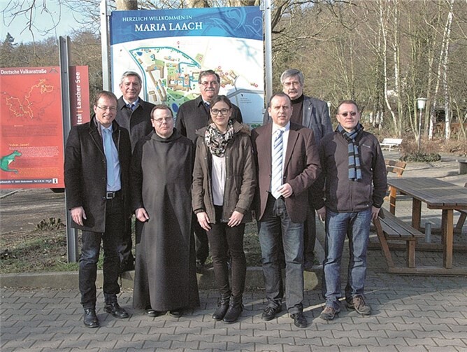 Foto (v.l.): Jörg Lempertz (Bürgermeister VG Mendig), Thomas Schäfer (Klosterverwaltung Maria Laach), Prior-Administrator Dr. Albert Sieger (Abtei Maria Laach), Klaus Bell (Bürgermeister VG Pellenz), Sara Breitbach (Counterkraft Tourist-Information Maria Laach), Johannes Bell (Bürgermeister VG Brohltal), Gottfried Busch (Ortsbürgermeister Nickenich), Gerd Paffhausen (Campingplatz Laacher See). Privat