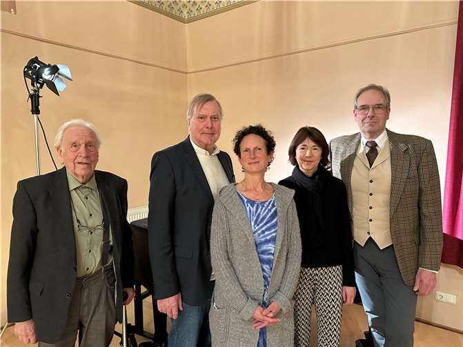Foto: (v.li) Gisbert Stenz, Rolf Deißler, Alexandra Tschida, Madeleine Häusler, Thomas Rheindorf Foto Bürgerverein Synagoge.  Foto: privat