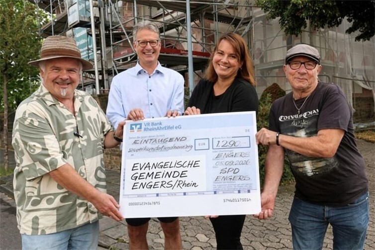 Foto, v.l.n.r.: Ferhat Cato, Henning Wirges. Pfarrerin Natalie Wilcke und Heinz Briese