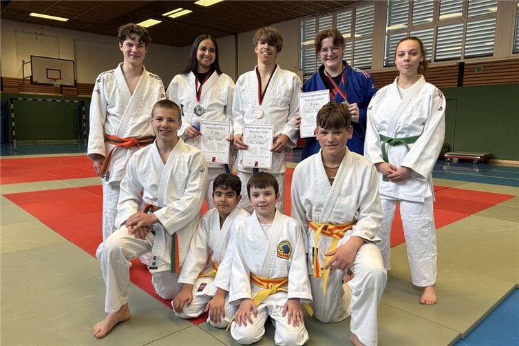 Foto: v.l.n.r., stehend: Clemens Zenker, Clara Hanna, Max Köllner, Antonia Gärtner, Charlotte Aepfelbachknieend: Franek Galant, Christian Hanna, Dominik Engel und Ivan Bilyi