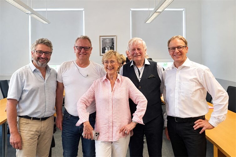 Foto (v.l.n.r.):Dr.-Ing. Kai Mifka (Leiter des Tiefbauamtes Koblenz), Olav Kullak (Zugmarschall der AKK), Barbara Harnischfeger (Fernseh- und Hörfunkjournalistin), Manfred Gniffke (Altstadt-Original aus Koblenz) und Horst Hohn (Gästeführer in Mülheim-Kärlich) bei einem Drehtag im Koblenzer Rathaus.