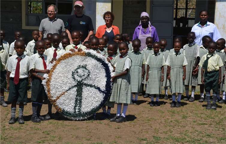 Foto vom Projekteinsatz der Kenia-Gruppe vor der Grundschule in Nakuru.