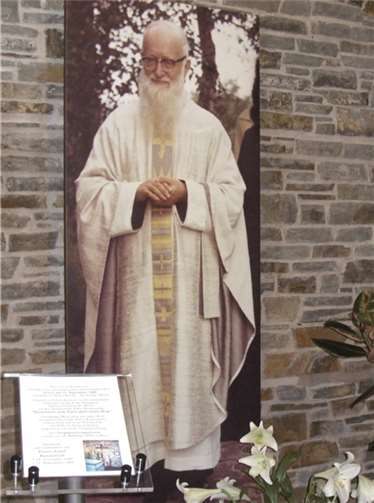 Foto von Pater Josef Kentenich im Vorraum der Anbetungskirche.