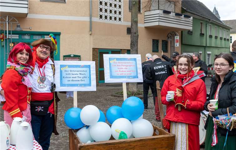 Foto von links: Dorothée Humpert, Ortsvorsteher Wilfried Humpert, Kinderprinzessin Sara I., Hofdame Emily. Foto: privat