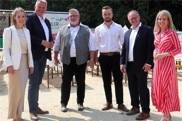 Foto (von links: MdB Ellen Demuth, der rheinland-pfälzische Ministerpräsident Gordon Schnieder, Dirk Höhler, Max Höhler, OB Jan Einig und MdL Lana Horstmann. (Foto: Jörg Niebergall)