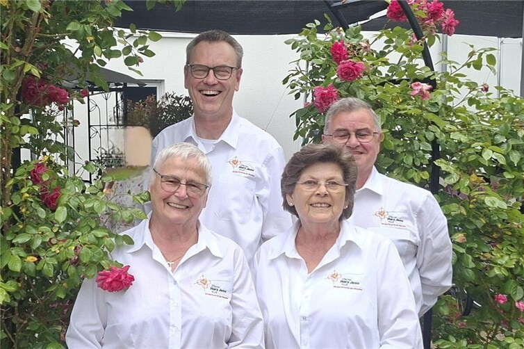 Foto: (von links) Monika Bermel, Pfarrer Norbert Missong, Monika Leinz und Erwin Haas besuchten am Sommerfest der ATV die Senioren.Foto: Die Fotografierten haben der Veröffentlichung im Zusammenhang mit diesem Artikel zugestimmt und diese Zustimmung liegt dem Absender vor.)