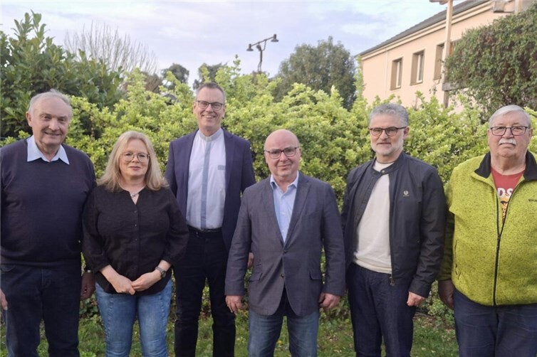 Foto: (von links) Peter Frisch, Andrea Hermann, Pfarrer Norbert Missong, Hans-Walter Schneichel, Wolfgang Weber und Hans-Werner Derks.