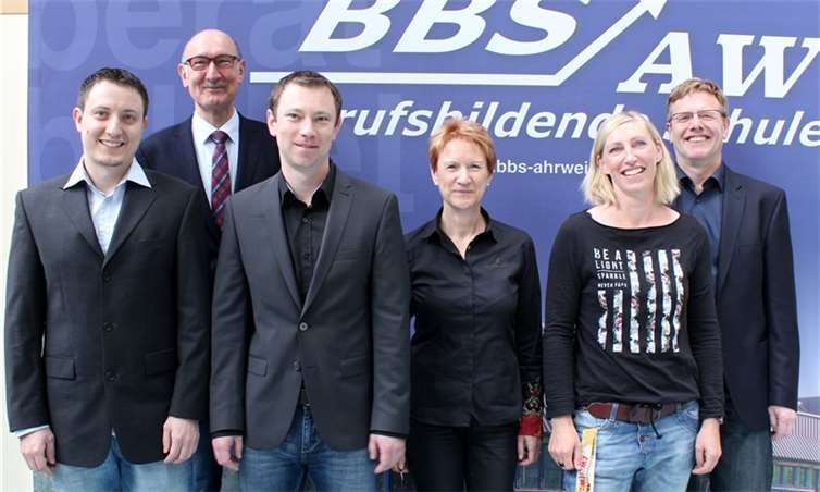 Foto von links: Rene Przybylla (2. Vorsitzender), Schulleiter Hans-Werner Rieck, Daniel Schlich (1. Vorsitzender), Gundi Kontakis (Stellvertretende Schulleiterin), Carla Kolz (Presse- und Öffentlichkeitsarbeit) und Hermann-Josef Freund (Schriftführer). Es fehlt: Gerke Minrath-Grunwald (Kassenwärtin).BBS-Förderverein