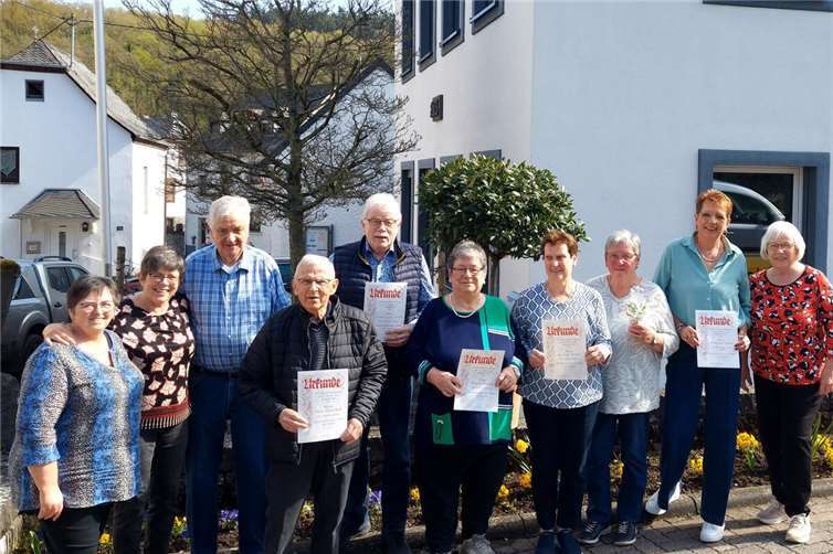 Foto von links nach rechts: Angela Manns, Anni Linsel (Vorstandsmitglieder) Alois Währ, Peter Dickscheid, Franz-Josef Josten, Brigitte Pauken, Gertrud Weiler, Irene Schüttler, Hildegard Göderz und Mariette Schäfer (Vorstandsmitglied). Auf dem Foto fehlen: Peter Angrick, Gertrud Hauch, Regina Wilhelmi, Andrea Breil und Josef Delfing. Foto: privat