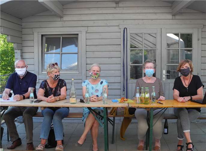 Foto (von links nach rechts) – Manfred Diederichs (Schatzmeister), Liane Hoffmann (2. Vorsitzende), Dr. Monika Hildebrand (1. Vorsitzende), Dorothee Schünemann-Diederichs (Presse- und Öffentlichkeitsarbeit), Anja Kreuter (Schriftführerin).Foto: Tierschutzvereins Andernach u.U.e.V.