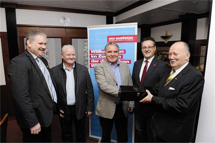 Foto von links nach rechts: Obermeister Manfred Krupp, Kreishandwerksmeister Frank Wershofen, „Jubilar“ Klaus Krämer, Geschäftsführer Alexander Zeitler, Ehrenlandesinnungsmeister Fritz FaßbenderFoto: Fix