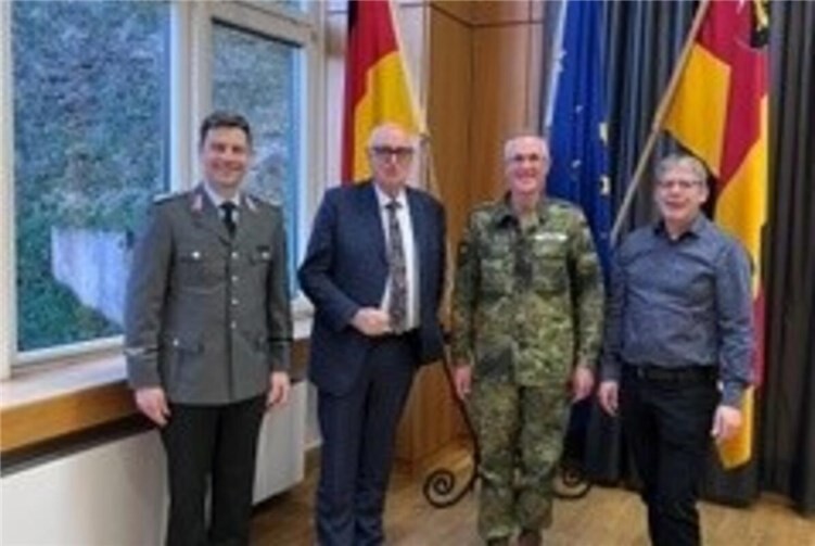 Foto von links nach rechts; Oberst im Generalstab Olaf Bölting; Hans-Jörg Assenmacher;  Oberstleutnant Michael Peter; Regierungsdirektor Wolfgang Haager