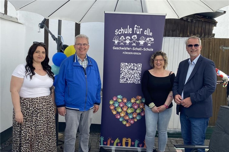 Foto: (von links nach rechts): Simone Thillmann (Vorsitzende des Fördervereins der Geschwister-Scholl-Schule, Konrad Graßmann (Kassierer des Evangelischen Vereins Heddesdorf), Claudia Polifka (Kassiererin des Fördervereins der Geschwister-Scholl-Schule) und Sven Lefkowitz, Vorsitzender des Evangelischen Vereins Heddesdorf.
