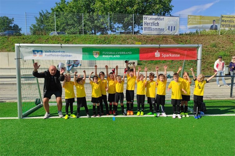 Foto von rechts:Trainer Wolfgang Reuß, Anton Siegsmund,Lino Wilden Wilden,Luis Kreuzberg,Bela Weber,Jonathan Kniel,Morten Stuppi,Theo Schomburg,Emil Henschke,Fabian Blahetek,Valantin Müller,Nathan Hillen,Paula Bach,Malie Kassel-es fehlen Paul Wiedemann,Neeva Kniel, Ben Schuller