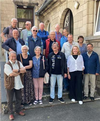 Foto zeigt die Klasse heute. Beliebte Vornamen aus den 50ern waren: Oben: Michael, Georg, Walter, Hans-Joachim, Andrea. Mitte: Franz, Johannes, Willi, Wendelin, Alice. Vorne: Peter, Elke, Helga, Walter, Christa, Gerd. Foto: privat