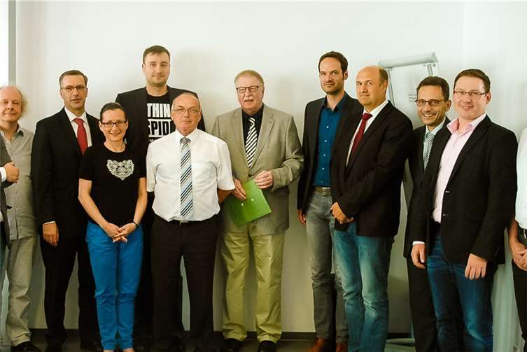 Foto/FH Worms: v.l.: Prof. Thomas Barton, Dekan des Fachbereichs Informatik Prof. Bernd Ruhland, Präsident der Fachhochschule Jens Hermsdorf, Prof. Elisabeth Heinemann, Mitarbeiter LKA Rheinland-PfalzRüdiger Nagel, Leiter der Kriminalinspektion Worms Werner Schamberger, Präsident des LKA Rheinland-Pfalz Wolfgang Hertinger,  Leiter des Dezernats Cybercrime Jochen Bäcker, Leiter des Sachgebietes IuK-Forensik (Informations- und Kommunikationstechnik) Dr. Matthias Müller, Vizepräsident der Fachhochschule Prof. Henning Kehr, Prof. König, Prof. Schall. Foto: Polizeipräsidium 