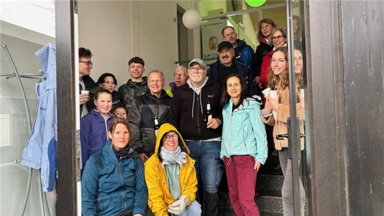 Foto:HTC, Markus Kummer Ob alt oder jung, alle packten tatkräftig mit an: Unkraut und das viele Laub wurden entfernt, die ACO-Rinnen gereinigt und die Mülltonnen geleert.