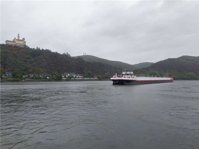 Leeres Tankschiff fährt sich auf Rhein fest Foto: Polizeipräsidium Einsatz, Logistik und Technik