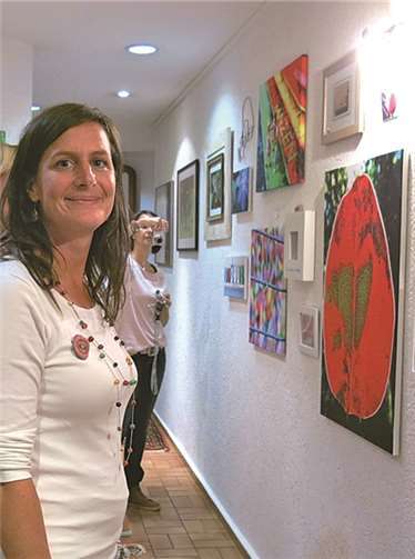 Was macht die Ziege im Tunnel? Fotoausstellung von Karen Zettelmeyer im Hotel Dahl. Gemeinde Wachtberg/mm