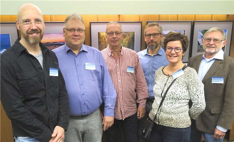 Fotoclub-Ausstellung mit unter anderem (v.li.) Nico Klapkarek, Marcus Westen, Michael Herzog, Stefan Prassel, Elke Dahl und Dieter Mehlhaff.Fotos: Gemeinde Wachtberg