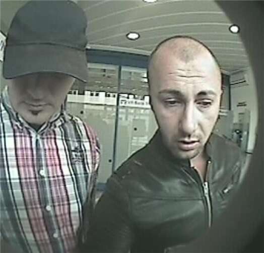 Fotofahndung nach zwei unbekannten Tätern wegen des Verdachts des Computerbetruges. Foto: Polizei Bonn