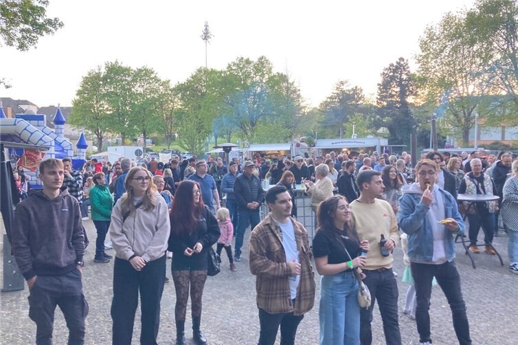 Escher Maibaumfest lockt viele Hundert Besucher