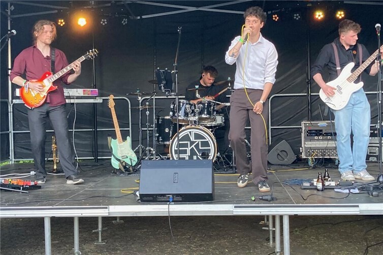 Escher Maibaumfest lockt viele Hundert Besucher