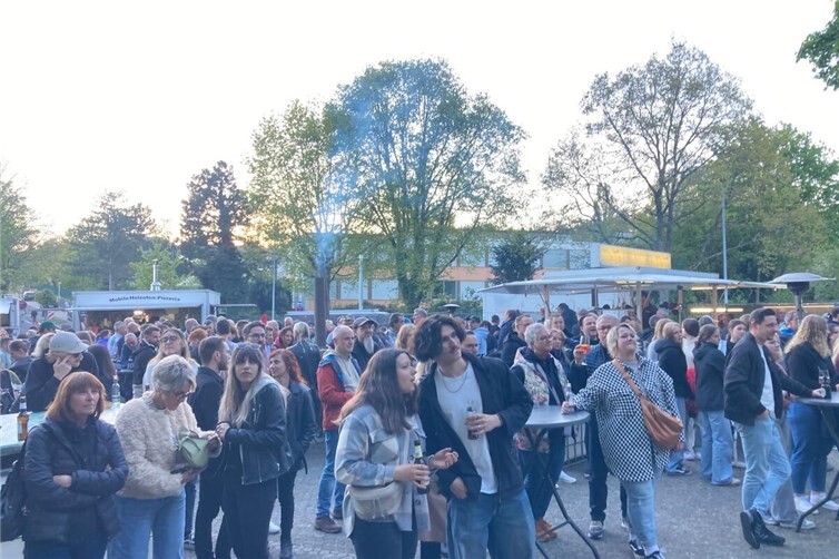 Escher Maibaumfest lockt viele Hundert Besucher