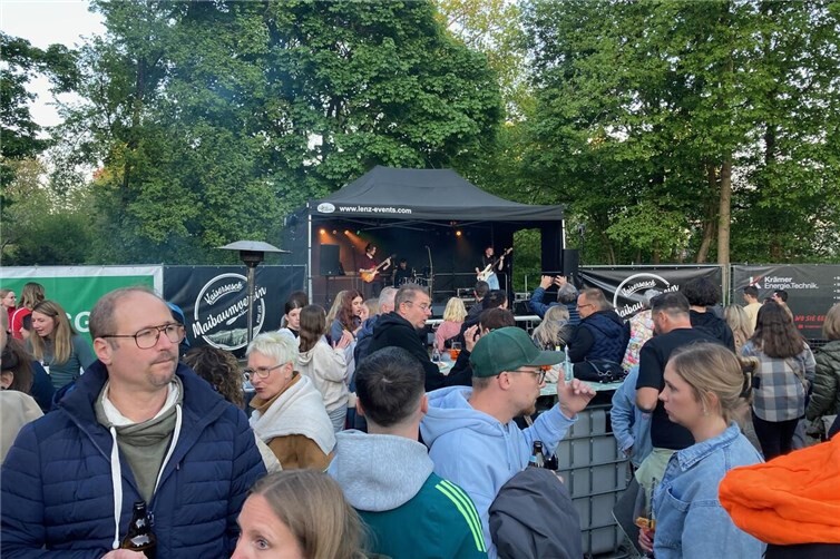Escher Maibaumfest lockt viele Hundert Besucher