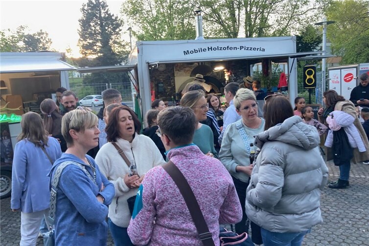 Escher Maibaumfest lockt viele Hundert Besucher