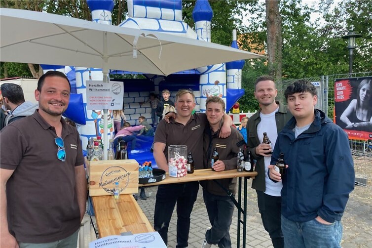 Escher Maibaumfest lockt viele Hundert Besucher