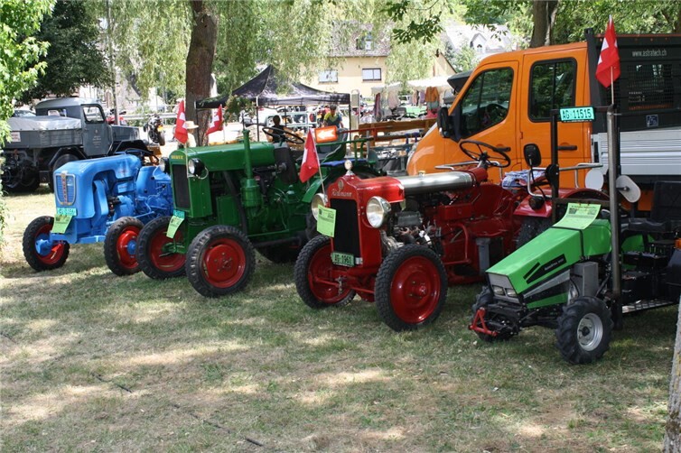 Traditionelles Weinfest mit Schlepperumzug und neuen Weinmajestäten in Senheim