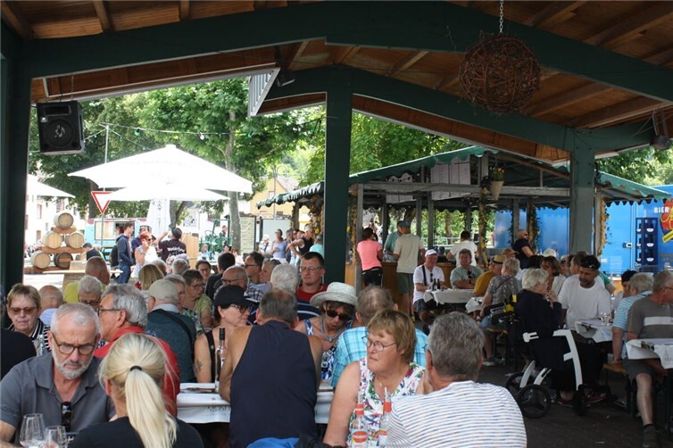 Traditionelles Weinfest mit Schlepperumzug und neuen Weinmajestäten in Senheim
