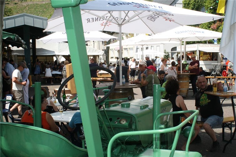 Traditionelles Weinfest mit Schlepperumzug und neuen Weinmajestäten in Senheim