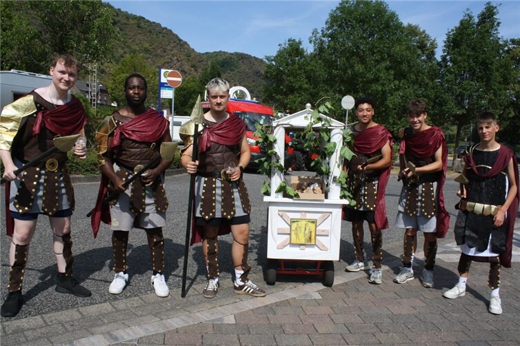 Heimat- und Weinfest mit Weinmajestäten und Festumzug