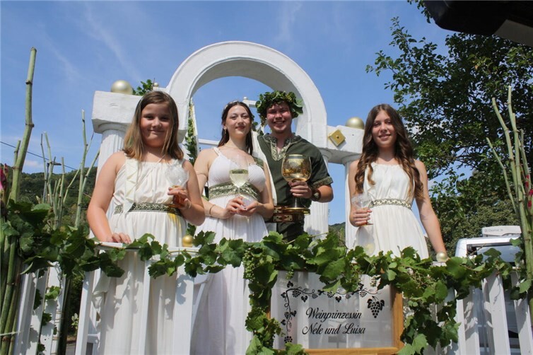 Heimat- und Weinfest mit Weinmajestäten und Festumzug