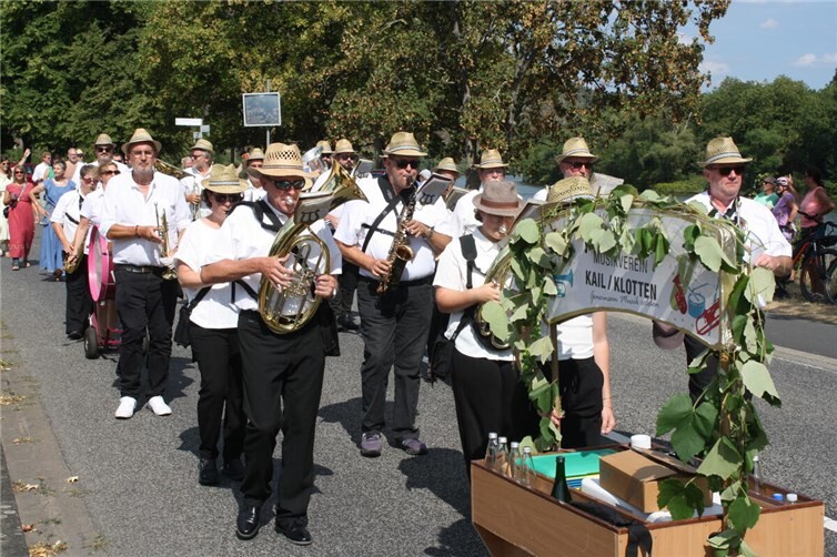 Heimat- und Weinfest mit Weinmajestäten und Festumzug