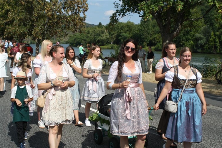 Heimat- und Weinfest mit Weinmajestäten und Festumzug