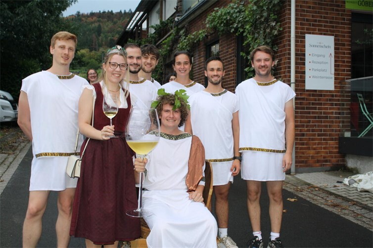 Weinfestival in Ernst begeistert Besucher mit leckerem Rebensaft und Livemusik