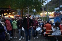 Weinfestival in Ernst begeistert Besucher mit leckerem Rebensaft und Livemusik