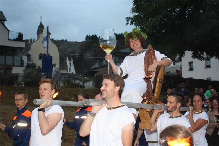 Weinfestival in Ernst begeistert Besucher mit leckerem Rebensaft und Livemusik