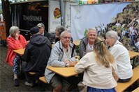 Weinfestival in Ernst begeistert Besucher mit leckerem Rebensaft und Livemusik