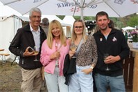 Weinfestival in Ernst begeistert Besucher mit leckerem Rebensaft und Livemusik