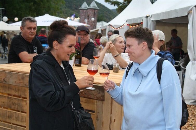 Weinfestival in Ernst begeistert Besucher mit leckerem Rebensaft und Livemusik
