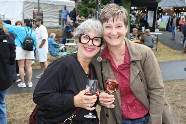 Weinfestival in Ernst begeistert Besucher mit leckerem Rebensaft und Livemusik