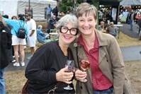 Weinfestival in Ernst begeistert Besucher mit leckerem Rebensaft und Livemusik