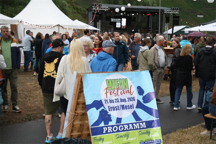 Weinfestival in Ernst begeistert Besucher mit leckerem Rebensaft und Livemusik