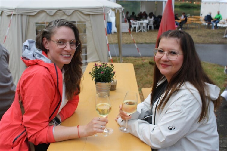 Weinfestival in Ernst begeistert Besucher mit leckerem Rebensaft und Livemusik